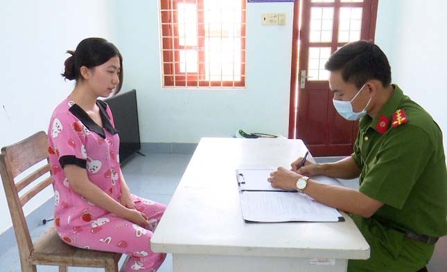 Cô gái trẻ bị bắt vì dùng dao cạo chân mày gây thương tích cho tình địch-1