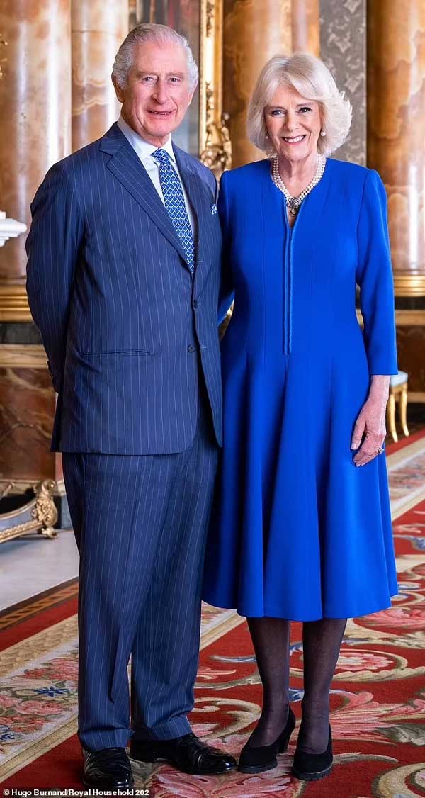 Cung điện Buckingham tiết lộ chi tiết đặc biệt về Hoàng bào đăng quang của Vua Charles III và Vương hậu Camilla-1