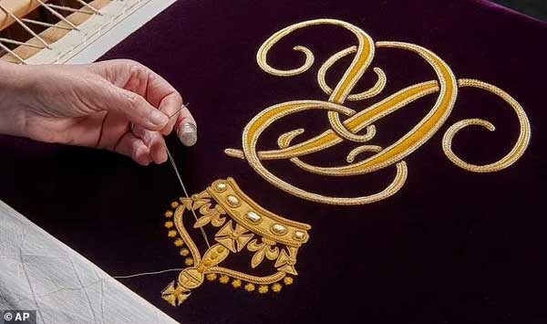 Cung điện Buckingham tiết lộ chi tiết đặc biệt về Hoàng bào đăng quang của Vua Charles III và Vương hậu Camilla-6