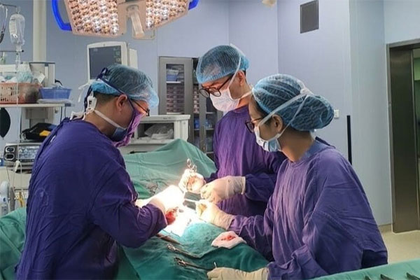 Bơm silicon làm to chỗ ấy, nhiều quý ông gặp quả đắng-2