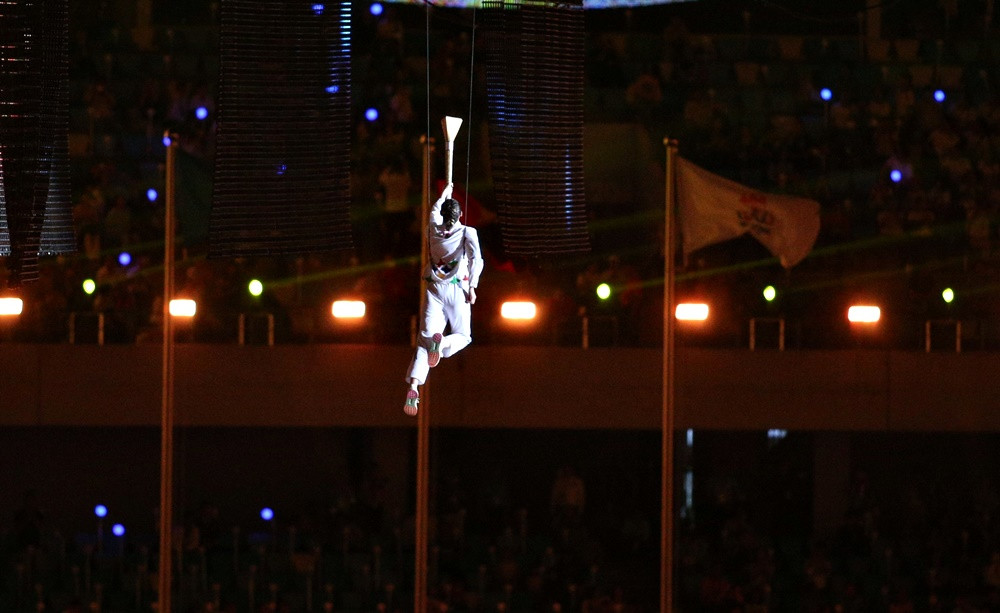 Nữ VĐV xinh đẹp Campuchia bay lên không trung thắp lửa SEA Games 32-10