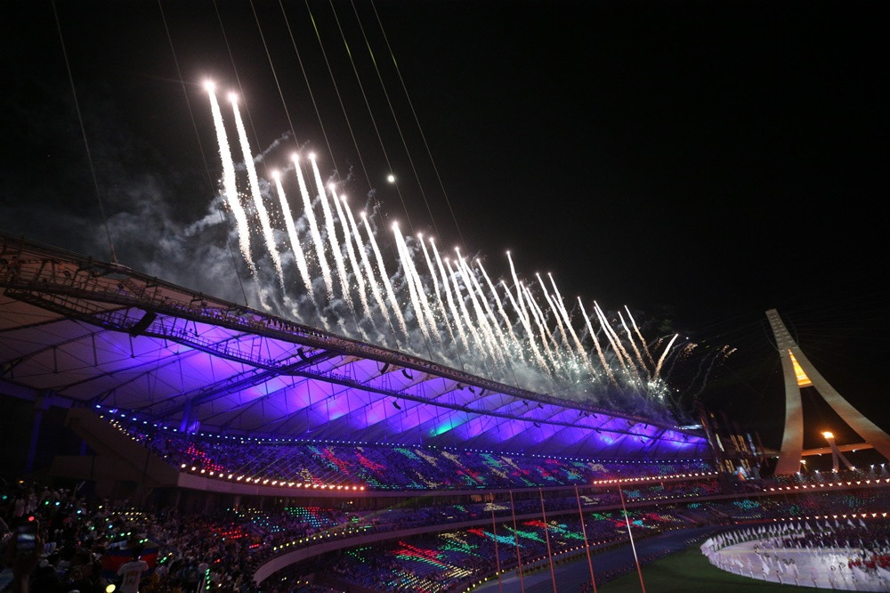 Nữ VĐV xinh đẹp Campuchia bay lên không trung thắp lửa SEA Games 32-14