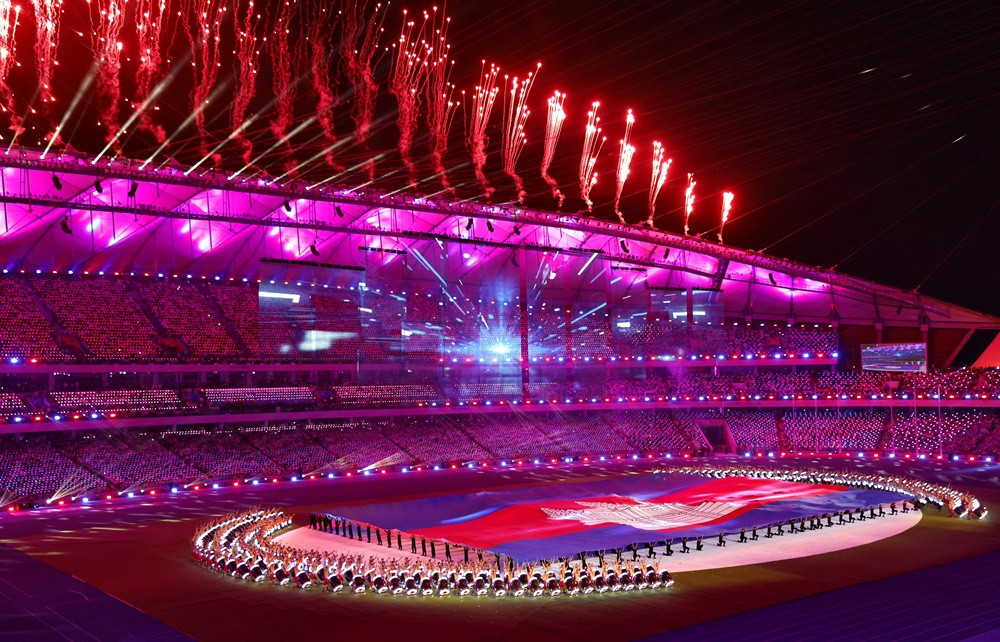 Nữ VĐV xinh đẹp Campuchia bay lên không trung thắp lửa SEA Games 32-16