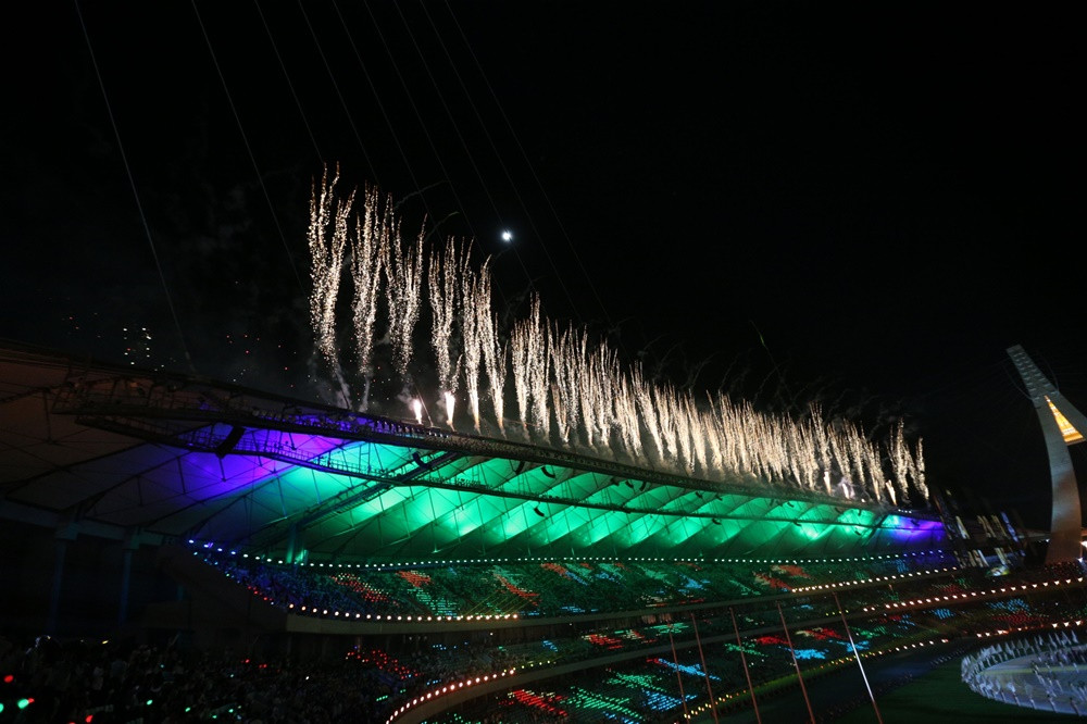 Nữ VĐV xinh đẹp Campuchia bay lên không trung thắp lửa SEA Games 32-18