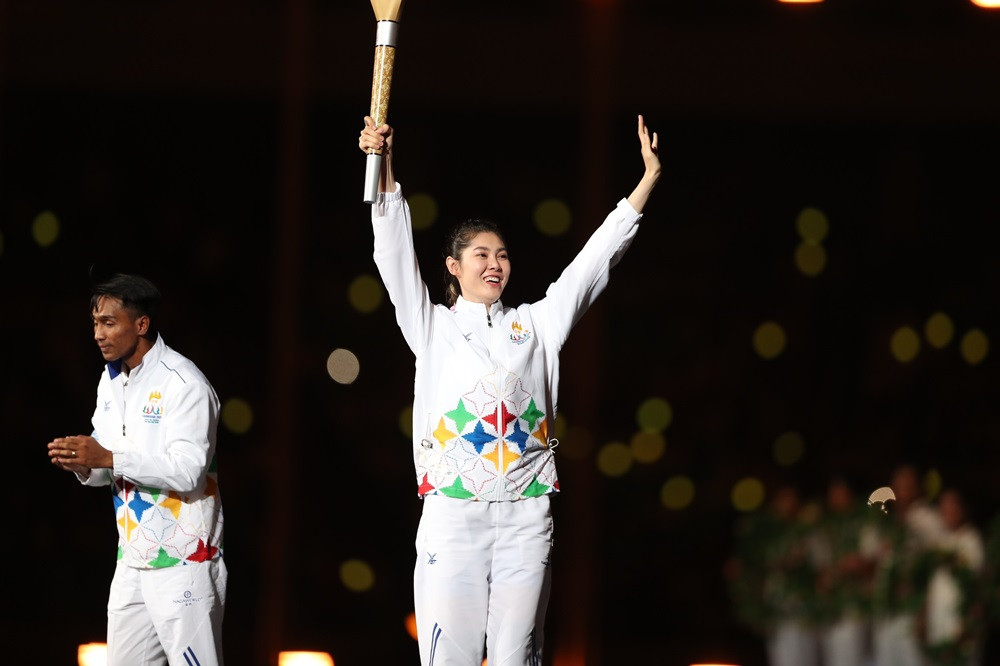 Nữ VĐV xinh đẹp Campuchia bay lên không trung thắp lửa SEA Games 32-5