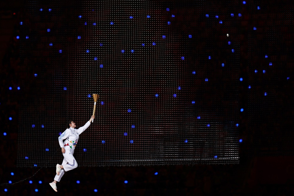 Nữ VĐV xinh đẹp Campuchia bay lên không trung thắp lửa SEA Games 32-7