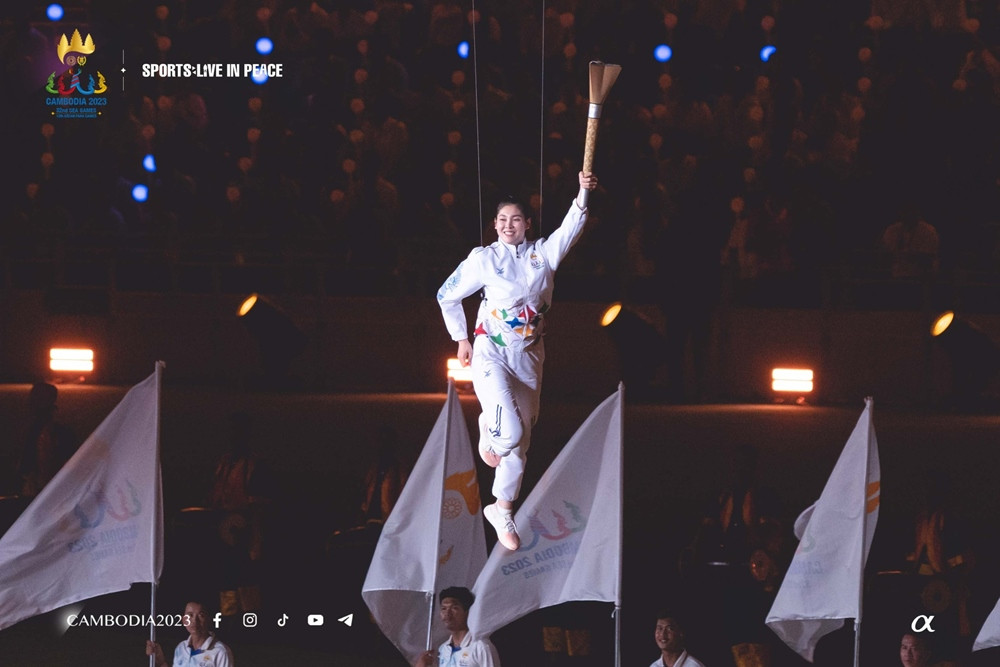 Nữ VĐV xinh đẹp Campuchia bay lên không trung thắp lửa SEA Games 32-8