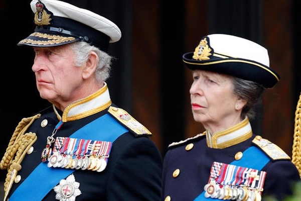 Bức ảnh Vua Charles buồn chán trong lễ đăng cơ của mẹ gây sốt-6