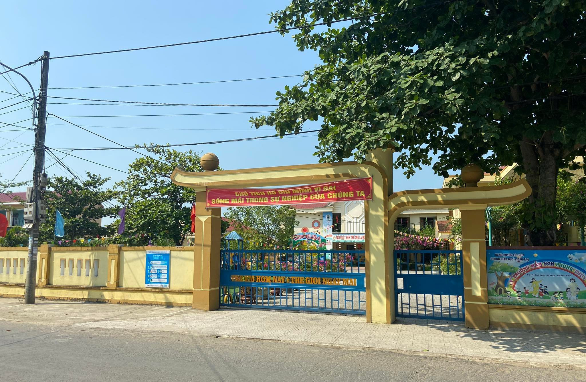 Kinh hãi đỉa ngoe nguẩy trong bình nước ở trường mầm non-2