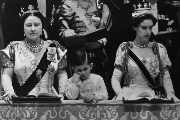 Bức ảnh Vua Charles buồn chán trong lễ đăng cơ của mẹ gây sốt-1