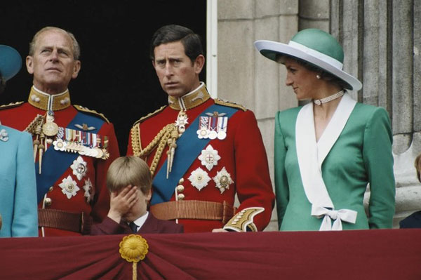 Bức ảnh Vua Charles buồn chán trong lễ đăng cơ của mẹ gây sốt-2
