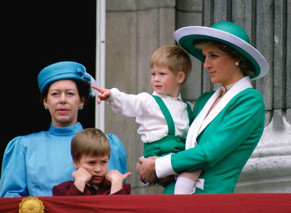 Bức ảnh Vua Charles buồn chán trong lễ đăng cơ của mẹ gây sốt-3