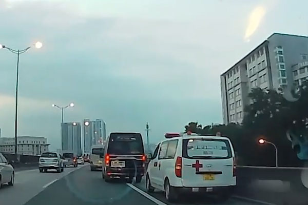 Cảnh sát chữa cháy bãi xe ở Hà Nội-1