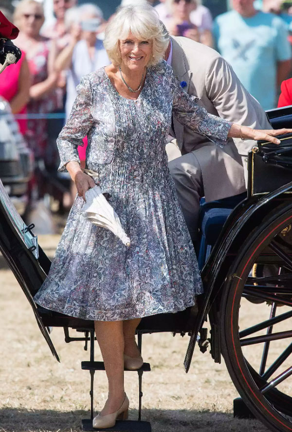 5 bí mật về phong cách thời trang của Vương hậu Camilla: Không ưa màu tím và đặc biệt yêu thích một chiếc áo của chồng-2