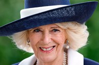 5 bí mật về phong cách thời trang của Vương hậu Camilla: Không ưa màu tím và đặc biệt yêu thích một chiếc áo của chồng