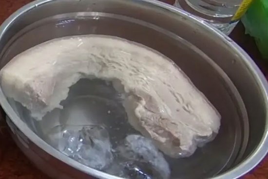 Luộc thịt bằng nước sôi hay nước lạnh mới đảm bảo an toàn?