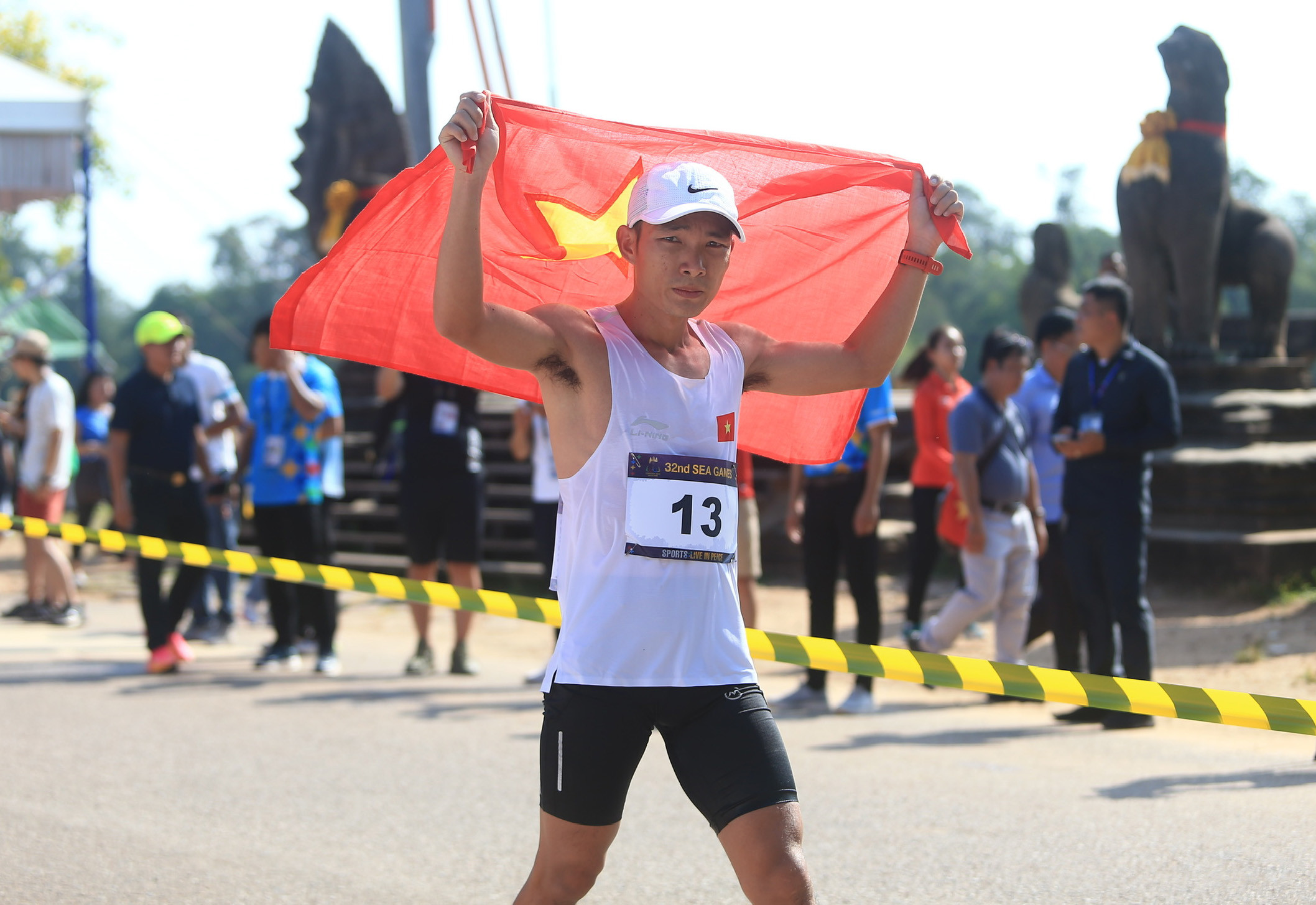 VĐV Việt Nam ngã lăn ra đất vì kiệt sức, phải thở ô xy-2