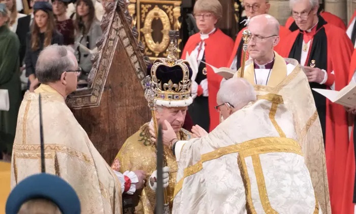 Vua Charles III đăng quang-13