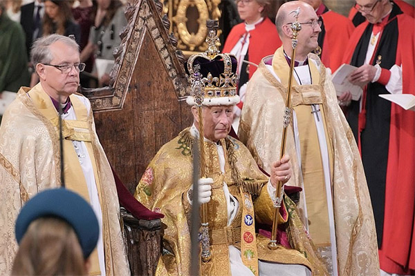 Vua Charles và Vương hậu Camilla cùng gia đình Vương thất vẫy chào người dân ở ban công Cung điện Buckingham, Vương tử Harry bỏ về một mình-13