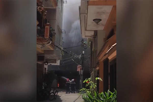 Clip: Người đàn ông xông vào nhà cướp điện thoại trên tay bé trai-1