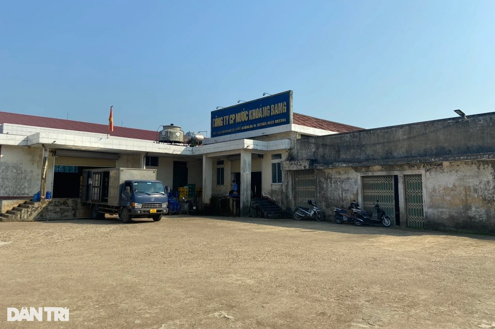 Vụ đỉa ngoe nguẩy trong bình nước còn nguyên tem: Mẫu nước có đỉa không còn-2