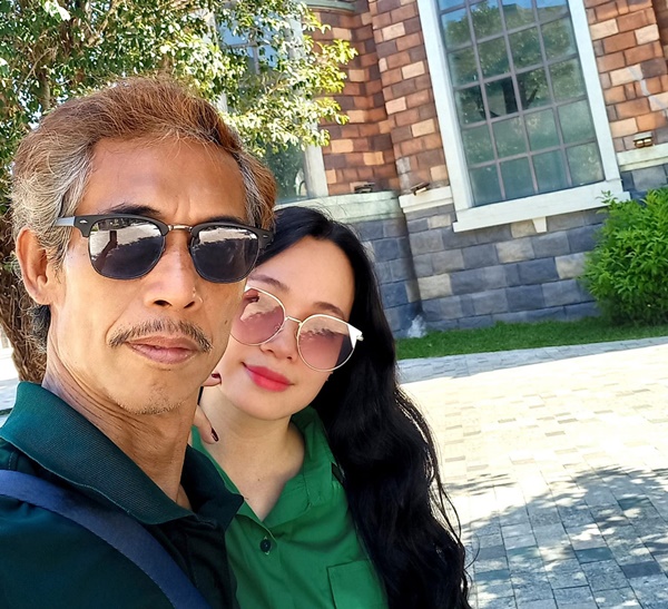 Tóc bạc trắng, nghệ sĩ khổ nhất màn ảnh Việt được vợ kém 25 tuổi yêu chiều-4