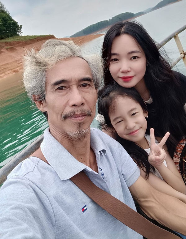 Tóc bạc trắng, nghệ sĩ khổ nhất màn ảnh Việt được vợ kém 25 tuổi yêu chiều-6