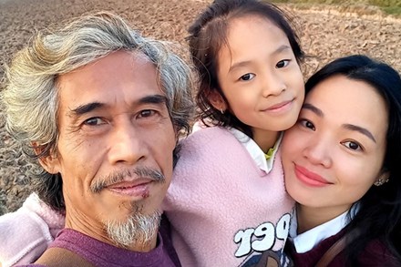 Tóc bạc trắng, nghệ sĩ 'khổ nhất màn ảnh Việt' được vợ kém 25 tuổi yêu chiều