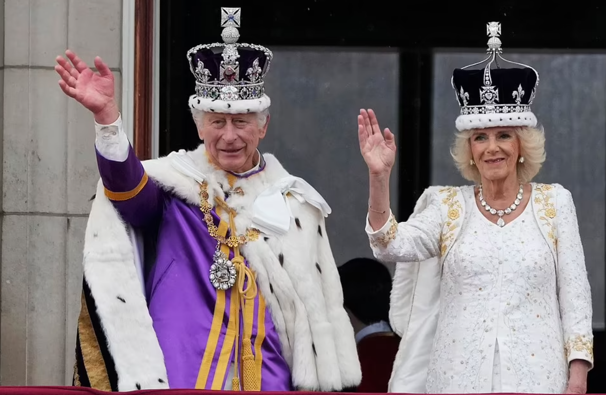 Vua Charles và Vương hậu Camilla cùng gia đình Vương thất vẫy chào người dân ở ban công Cung điện Buckingham, Vương tử Harry bỏ về một mình-1