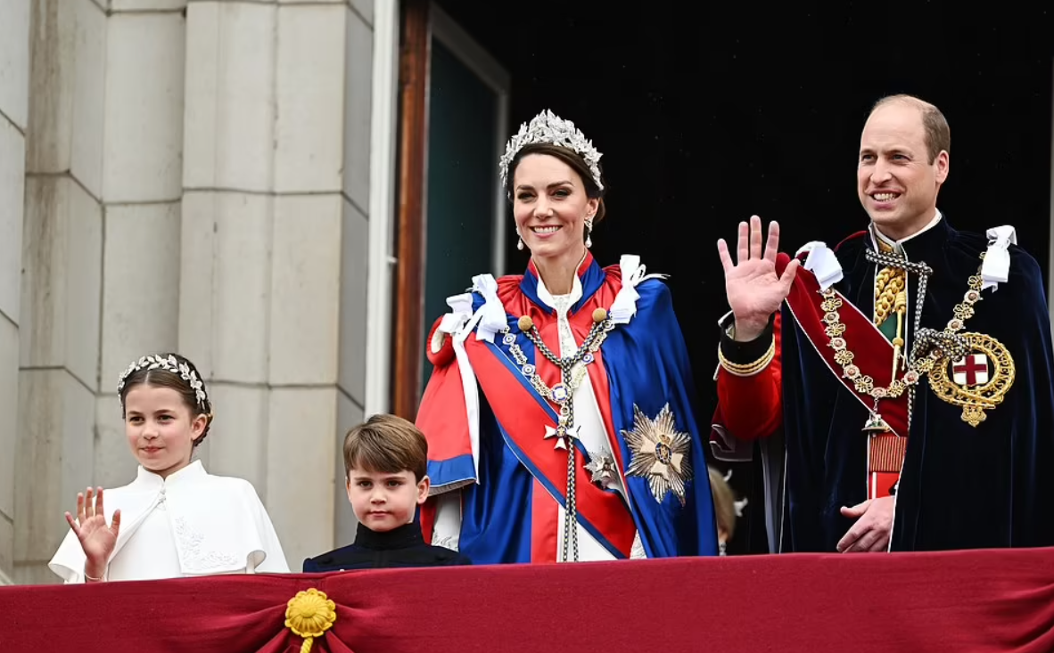 Vua Charles và Vương hậu Camilla cùng gia đình Vương thất vẫy chào người dân ở ban công Cung điện Buckingham, Vương tử Harry bỏ về một mình-2