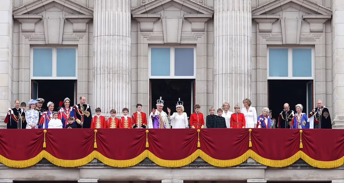 Vua Charles và Vương hậu Camilla cùng gia đình Vương thất vẫy chào người dân ở ban công Cung điện Buckingham, Vương tử Harry bỏ về một mình-3