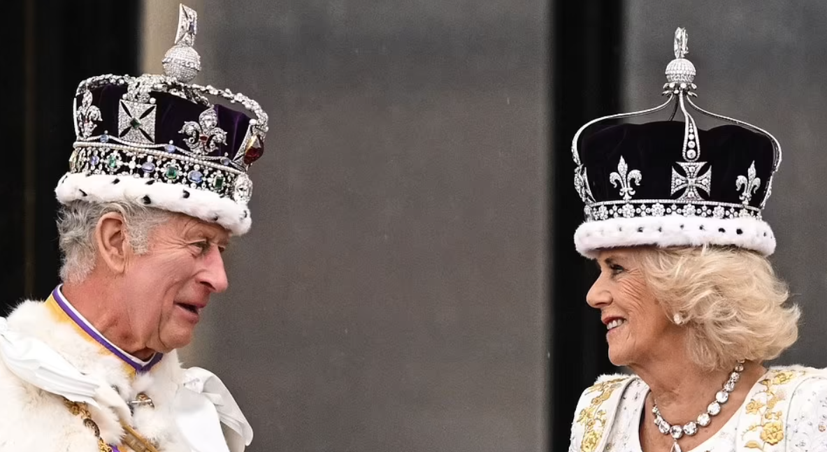 Vua Charles và Vương hậu Camilla cùng gia đình Vương thất vẫy chào người dân ở ban công Cung điện Buckingham, Vương tử Harry bỏ về một mình-5