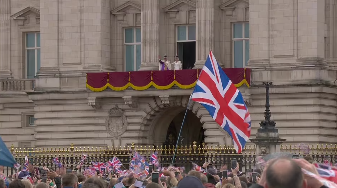 Vua Charles và Vương hậu Camilla cùng gia đình Vương thất vẫy chào người dân ở ban công Cung điện Buckingham, Vương tử Harry bỏ về một mình-10