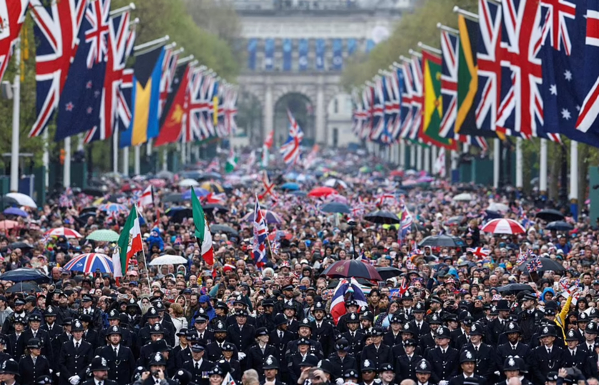 Vua Charles và Vương hậu Camilla cùng gia đình Vương thất vẫy chào người dân ở ban công Cung điện Buckingham, Vương tử Harry bỏ về một mình-11