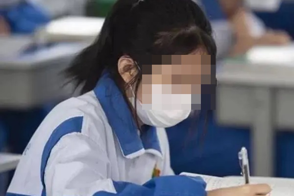 Con gái 16 tuổi từ bét bảng bỗng thành học sinh giỏi, cha mẹ đưa đi khám mới phát hiện sự thật đau lòng-1
