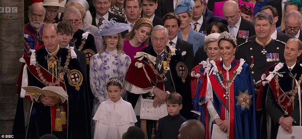 Vương phi Kate nổi bật tại Lễ đăng quang, dũng cảm phá lệ và tinh tế tri ân mẹ chồng cùng Nữ vương Elizabeth-1