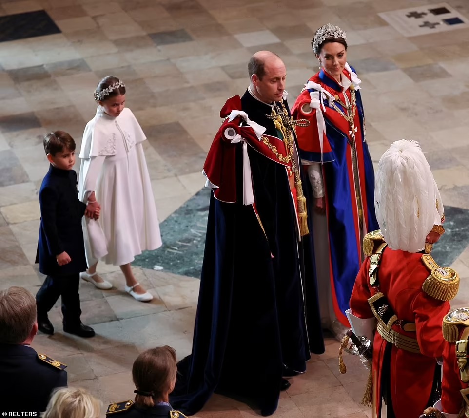 Vương phi Kate nổi bật tại Lễ đăng quang, dũng cảm phá lệ và tinh tế tri ân mẹ chồng cùng Nữ vương Elizabeth-2