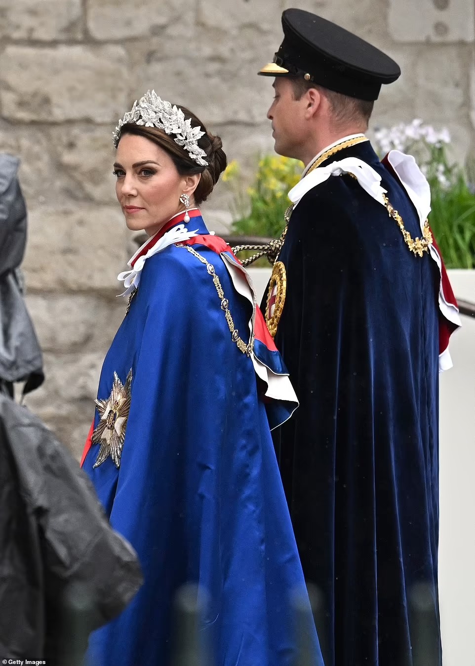 Vương phi Kate nổi bật tại Lễ đăng quang, dũng cảm phá lệ và tinh tế tri ân mẹ chồng cùng Nữ vương Elizabeth-3