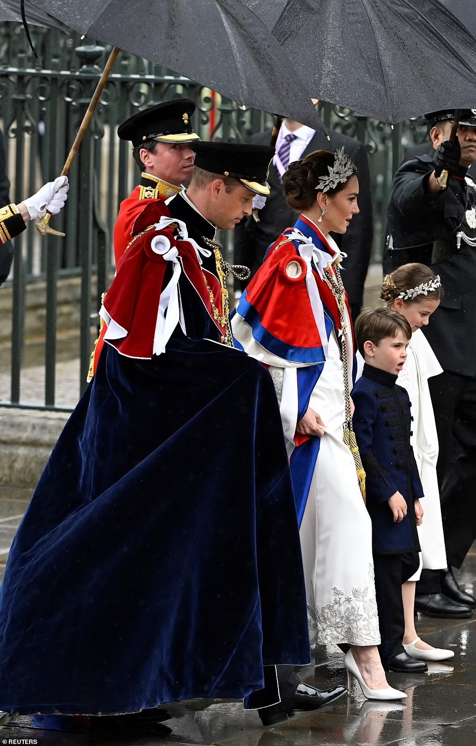 Vương phi Kate nổi bật tại Lễ đăng quang, dũng cảm phá lệ và tinh tế tri ân mẹ chồng cùng Nữ vương Elizabeth-4