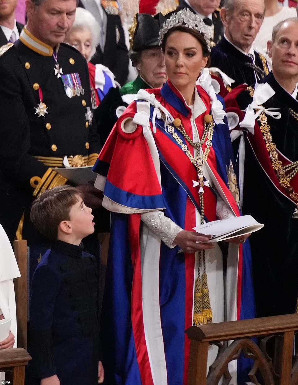 Vương phi Kate nổi bật tại Lễ đăng quang, dũng cảm phá lệ và tinh tế tri ân mẹ chồng cùng Nữ vương Elizabeth-5