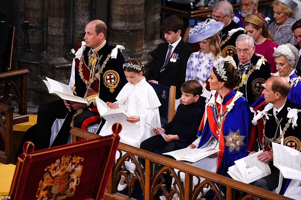 Vương phi Kate nổi bật tại Lễ đăng quang, dũng cảm phá lệ và tinh tế tri ân mẹ chồng cùng Nữ vương Elizabeth-6