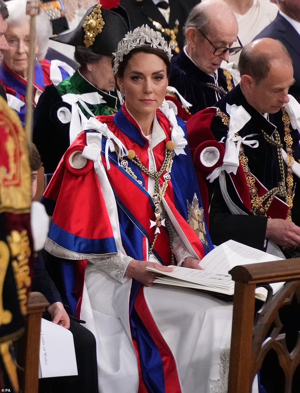 Vương phi Kate nổi bật tại Lễ đăng quang, dũng cảm phá lệ và tinh tế tri ân mẹ chồng cùng Nữ vương Elizabeth-7