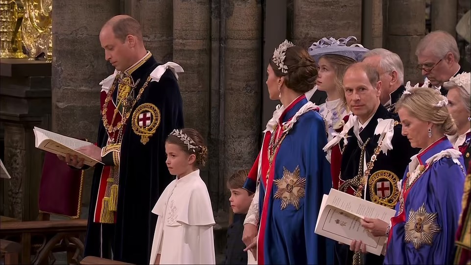 Vương phi Kate nổi bật tại Lễ đăng quang, dũng cảm phá lệ và tinh tế tri ân mẹ chồng cùng Nữ vương Elizabeth-8