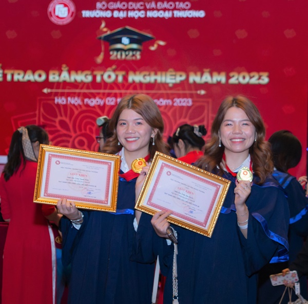 Chị em sinh đôi cùng tốt nghiệp xuất sắc ở Ngoại thương-1