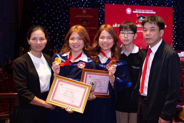 Chị em sinh đôi cùng tốt nghiệp xuất sắc ở Ngoại thương-3