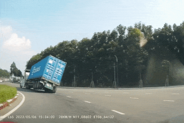 CLIP: Xe container lật ngay vòng xoay, người đi đường khiếp vía