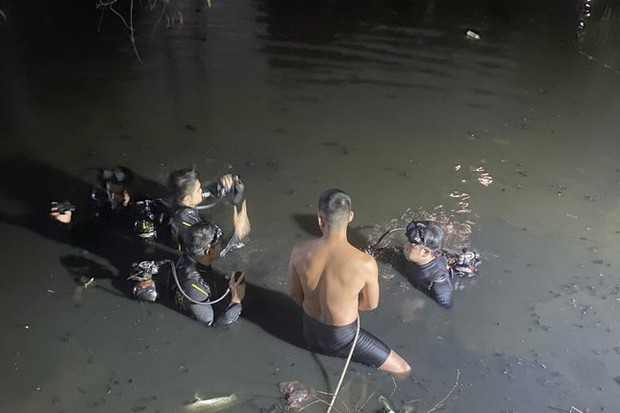 Hơn 20 cán bộ chiến sĩ lặn xuyên đêm tìm thanh niên mất tích dưới hồ nước-2