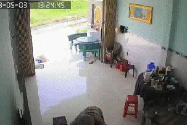 Clip: Trộm xe máy, 2 thanh niên bị truy đuổi như phim hành động-1