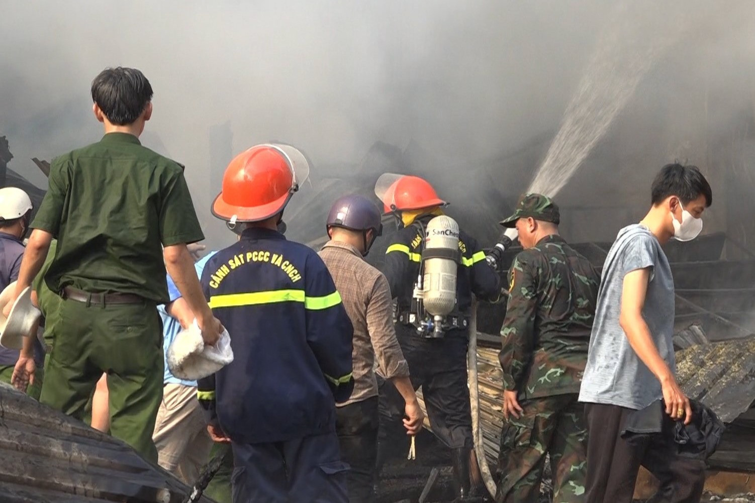 Hình ảnh vụ cháy chợ biên giới Ea Súp, hàng trăm ki ốt bị thiêu rụi-1