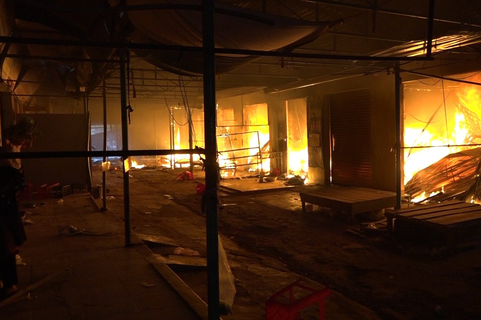 Hình ảnh vụ cháy chợ biên giới Ea Súp, hàng trăm ki ốt bị thiêu rụi-2